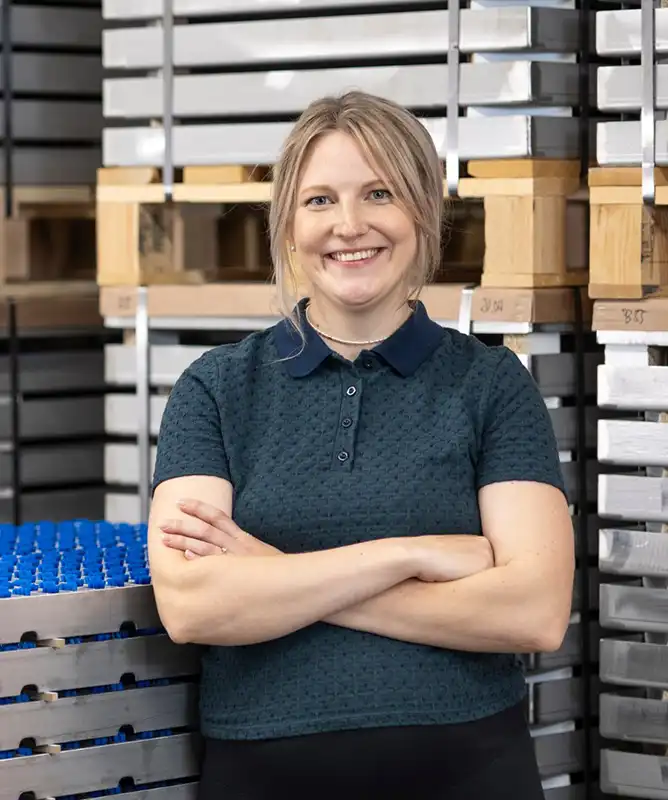 Mitarbeiterin aus dem Marketing mit Verantwortung im Content Management