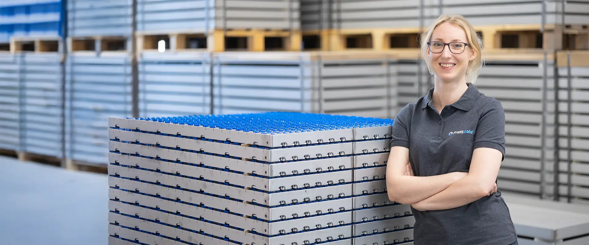 Mitarbeiterin aus dem Marketing mit Verantwortung im Bereich Kommunikation und PR