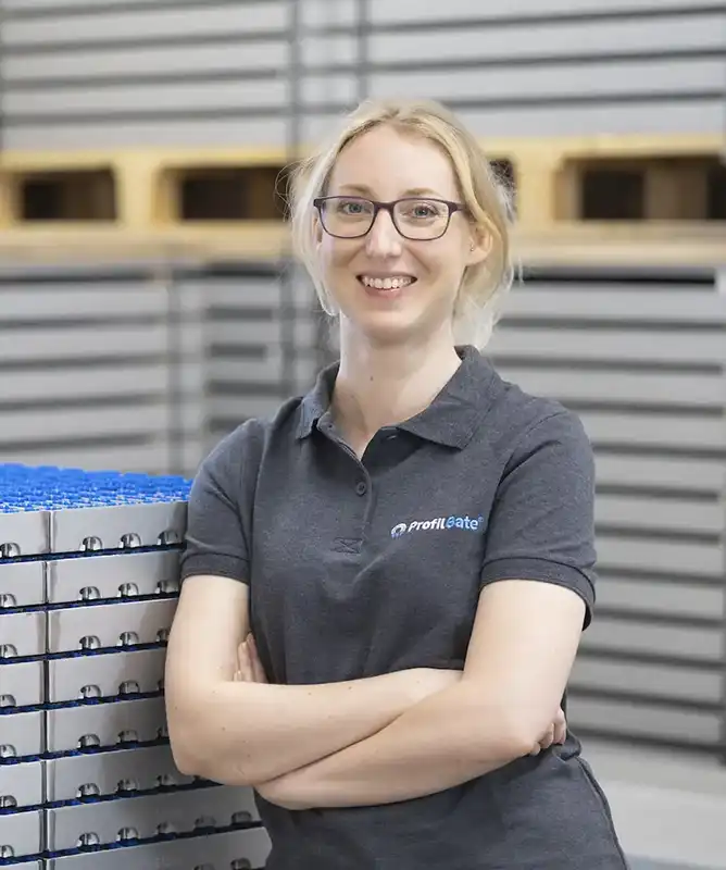 Mitarbeiterin aus dem Marketing mit Verantwortung im Bereich Kommunikation und PR