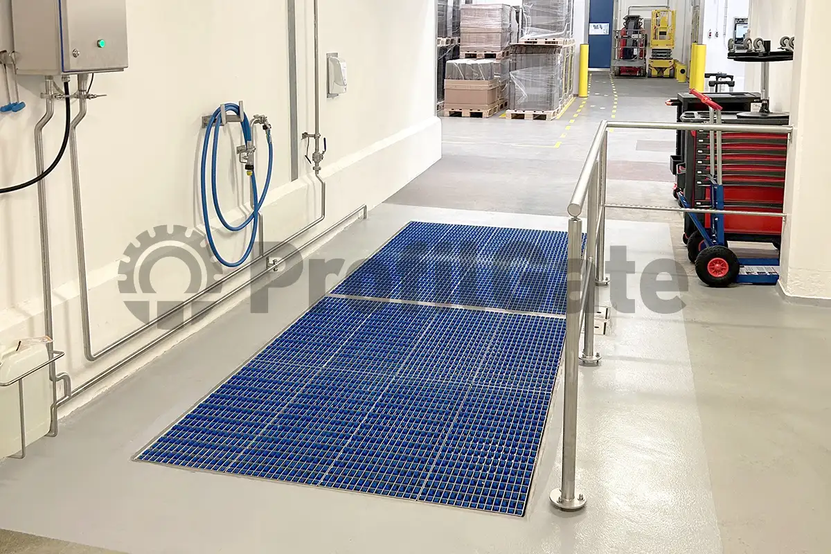 Durchgang in eine Lebensmittelproduktion mit einer Hygieneschleuse für Personen und Transportwagen