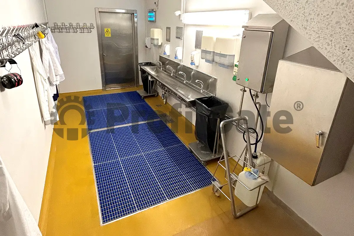Personalumkleide mit Hygieneschleuse mit Dosierstation und Handwaschbecken