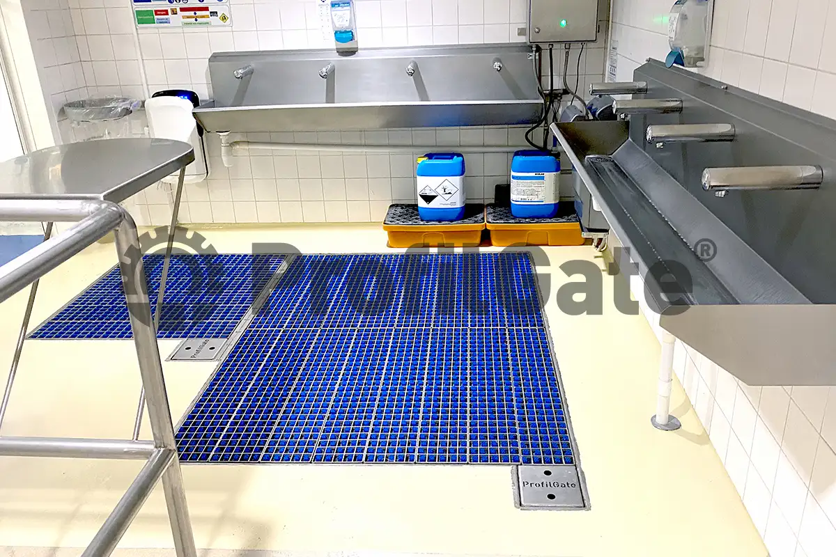Hygieneschleuse vor Handwaschbecken aus Edelstahl