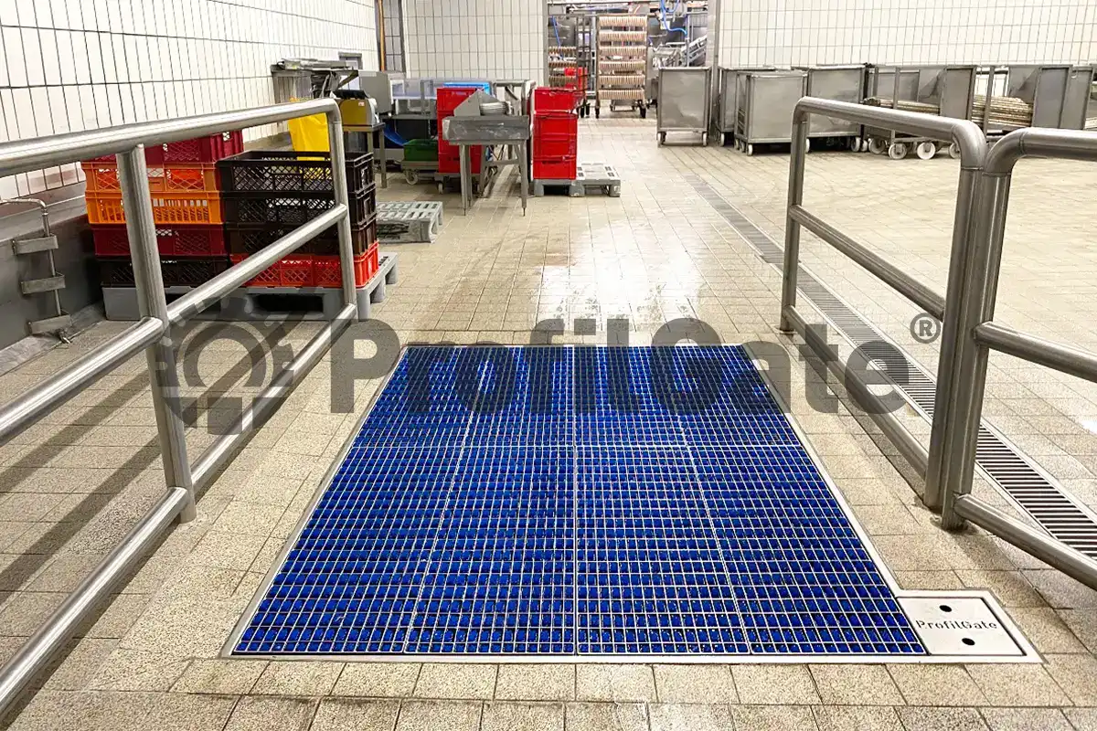 Hygieneschleuse mit Edelstahlgeländer in einer Lebensmittelproduktion