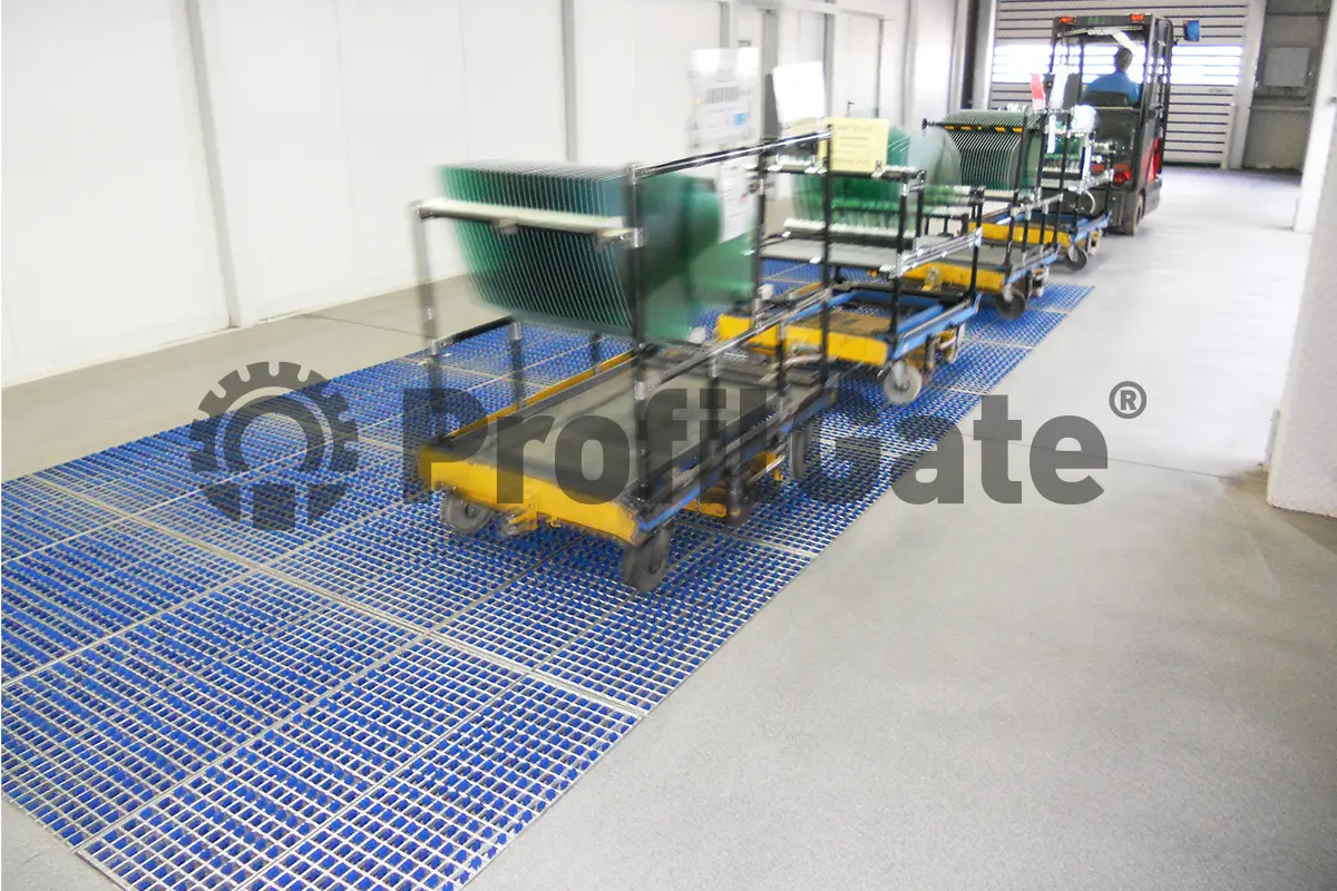 Routenzug fährt über blaue Sauberlaufzone in Logistijhalle