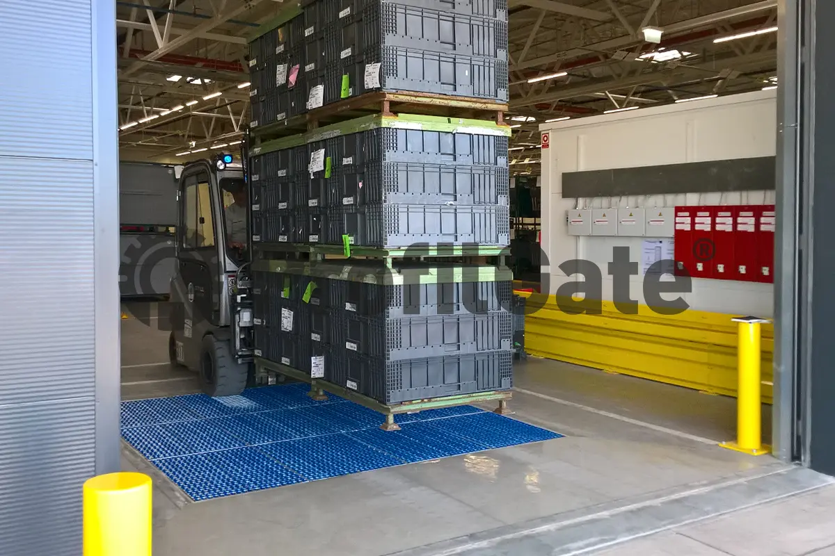 Gabelstapler beladen mit hohen Gewichten fährt über blaue Sauberlaufzone von der Logistik in Außenbereich