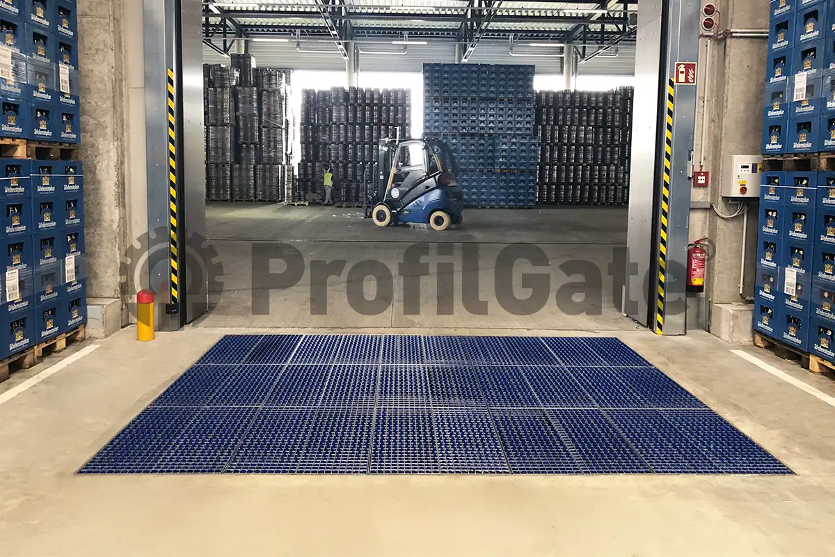 Blaue Sauberlaufzone zwischen zwei Hallen einer Getränkeproduktion