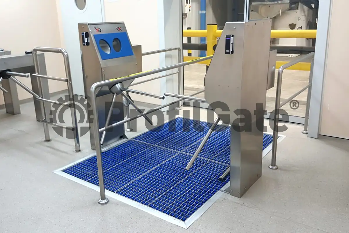 Hygieneschleuse mit Drehkreutz und blauer Sauberlaufzone