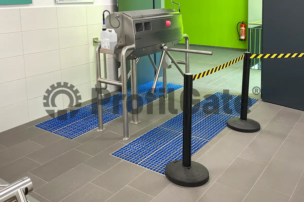 Industrielle Reinigungsstation mit Zugangskontrolle und einer blaue Sauberlaufzone