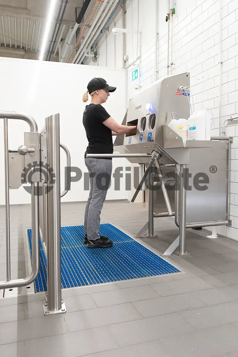 Mitarbeiter an Hygienestation mit blauer Sauberlaufzone und Zugangsschleuse
