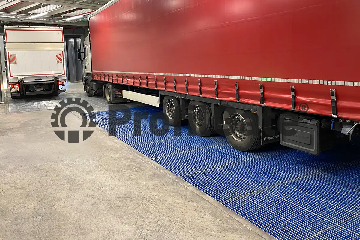 EIn LKW steht auf einer sehr großen blauen Sauberlaufzone