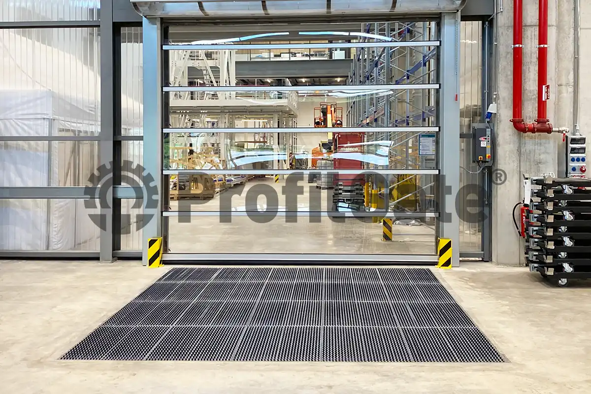 Produktionsbereich mit Sauberlaufzone vor einem großen Industrie-Tor