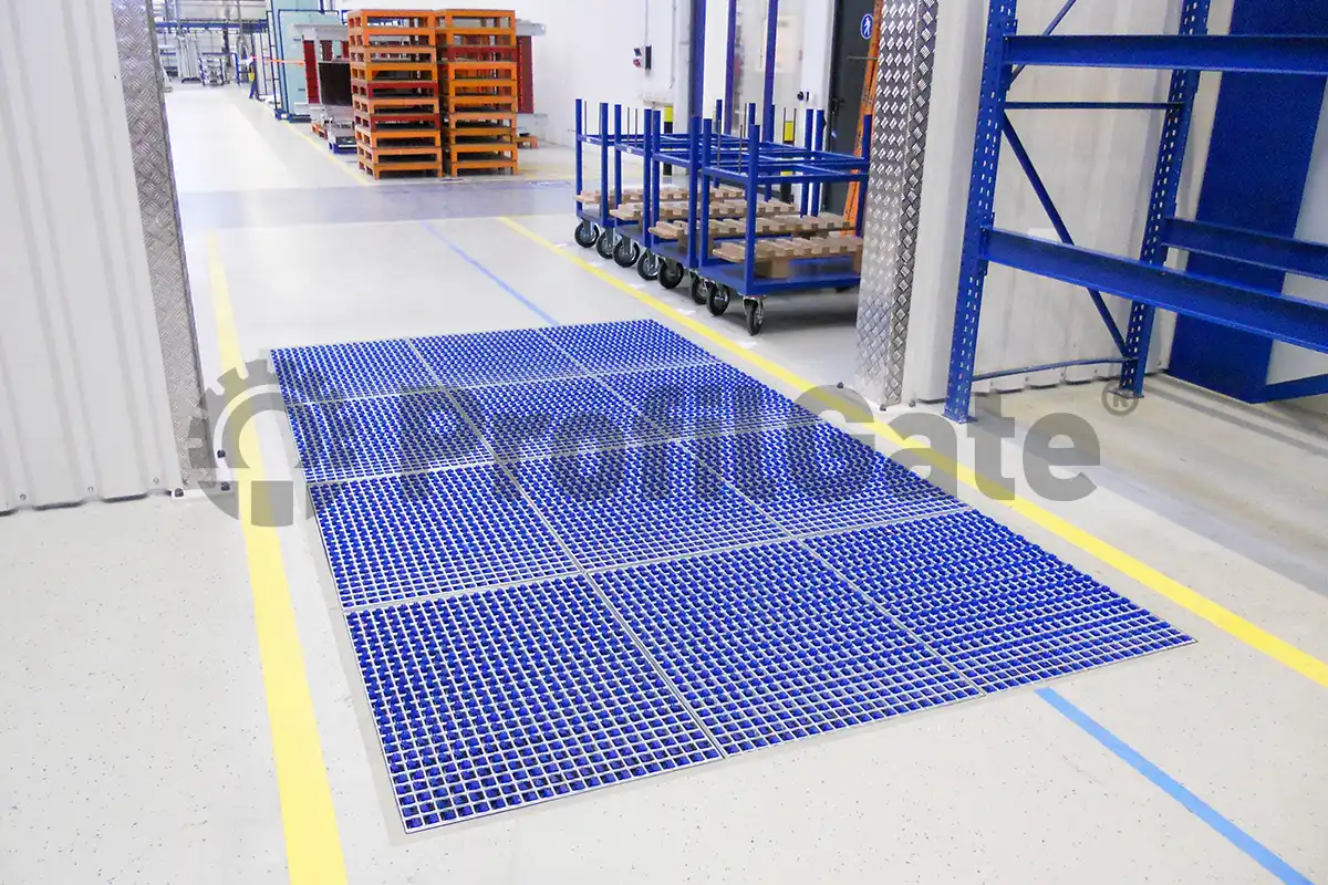 Durchgang zwischen zwei Hallen mit blauen Regalen und einer Sauberlaufzone 