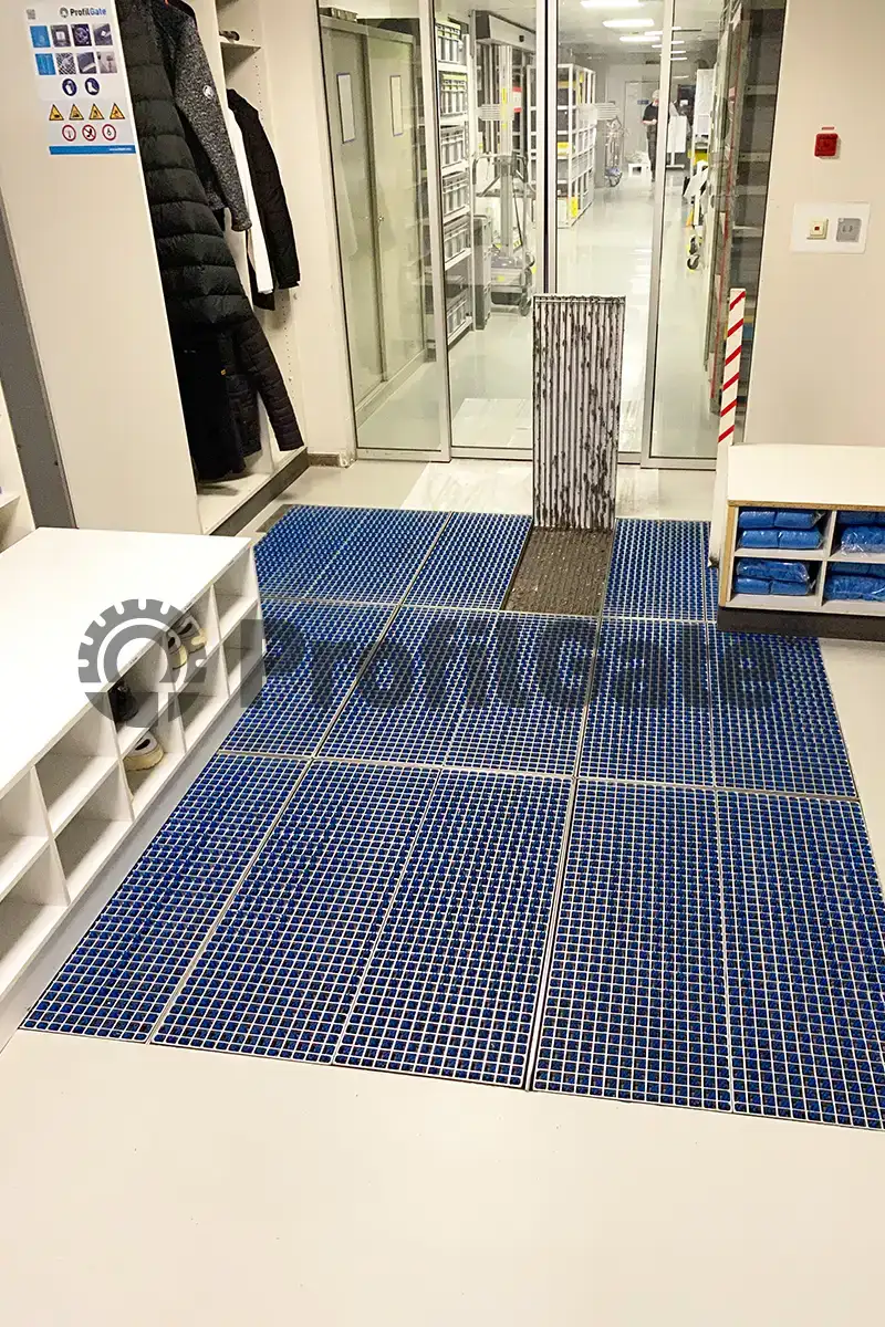 Vor dem Durchgang zu einer Produktionshalle liegt eine blaue Sauberlaufzone
