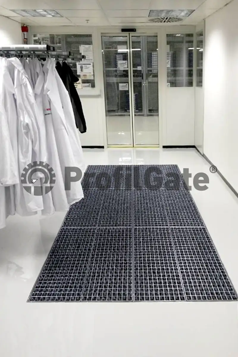 Sauberlaufzone in einem sensiblen Produktionsbereich vor einer Schleusentür