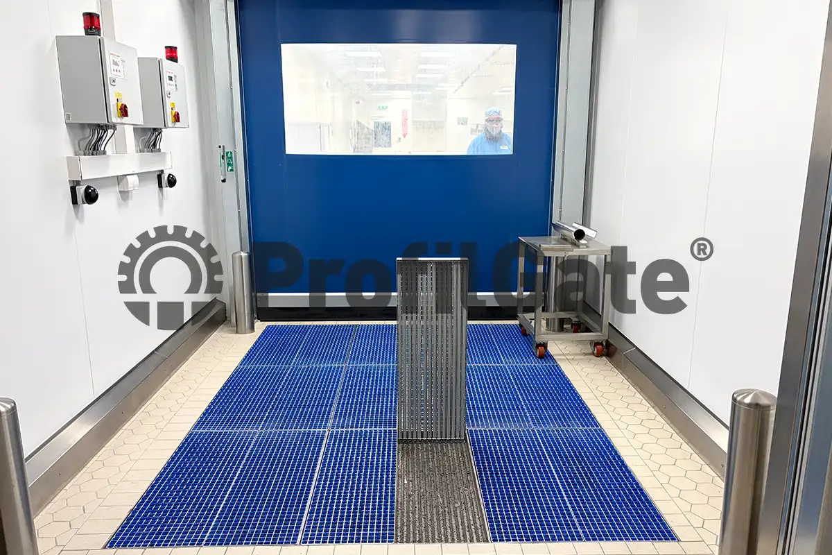 Blaues Industrietor mit Fenster und blauer Sauberlaufzone