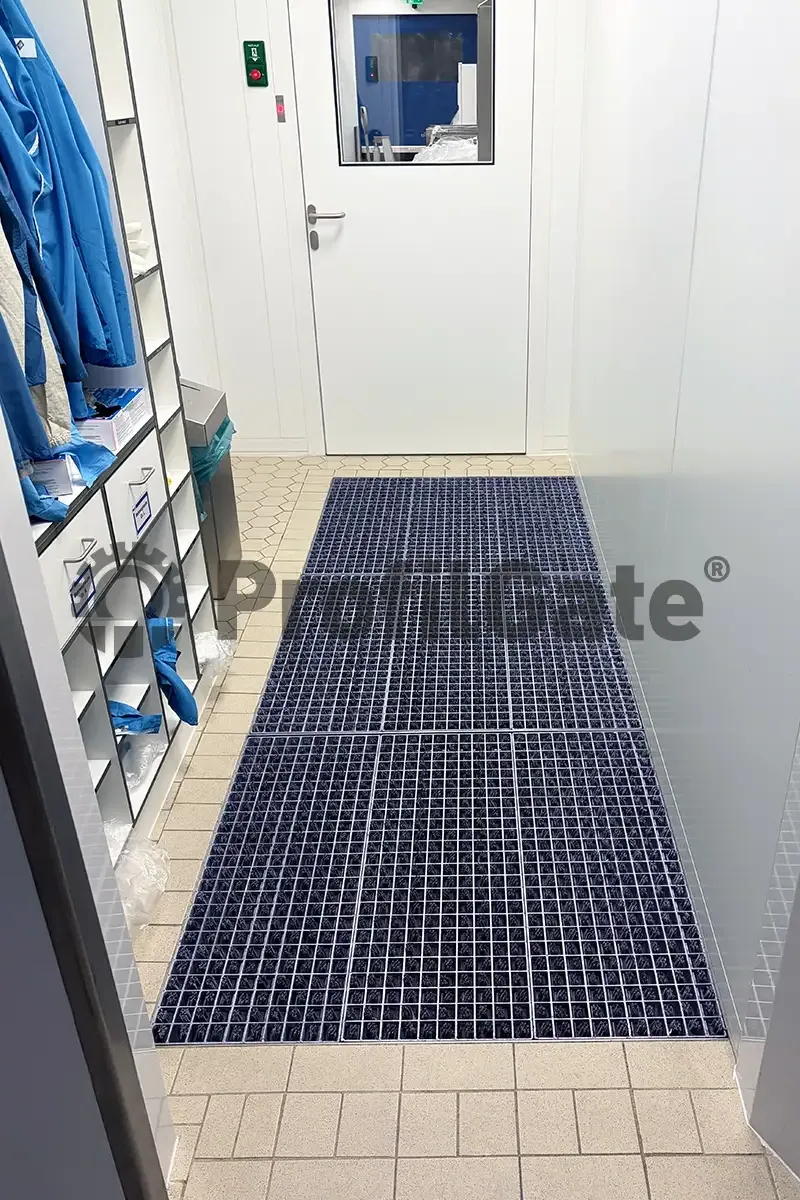 Schleuse zum Umkleiden mit einer Sauberlaufzone