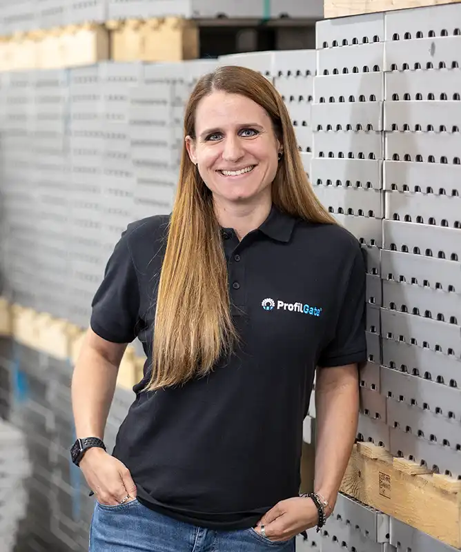 Mitarbeiterin aus dem Vetrieb mit Verantwortung im Bereich Maschinenbau Elektronik